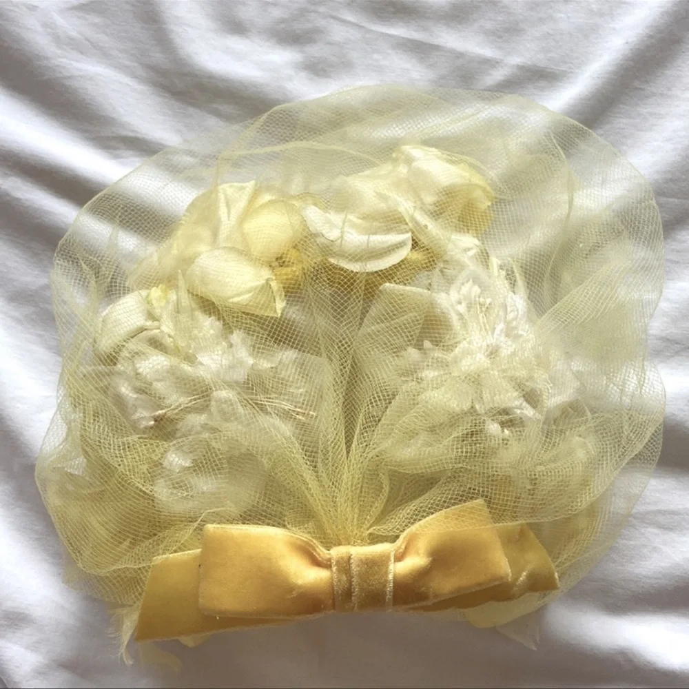 Vintage Couture 1950’s Fascinator Hat Yellow/White‎ Flowers Veiled with/Felt Bow